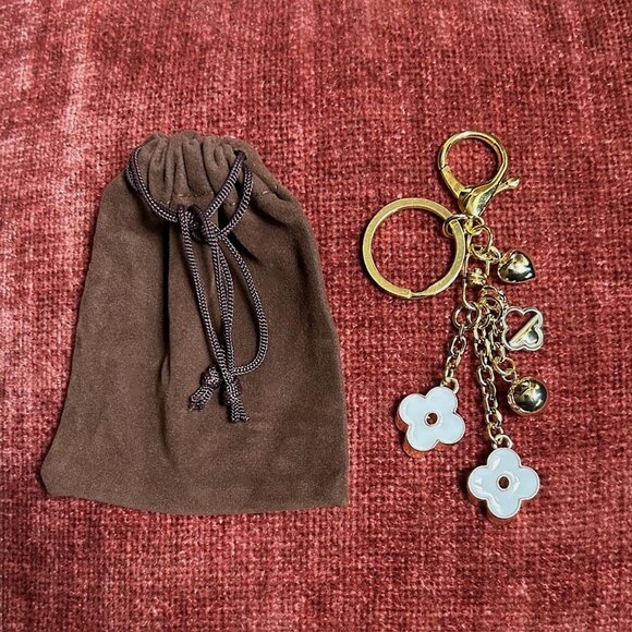 CLOVER AND HEART Bag Charm White Gold Tone💕 - Picture 3 of 7